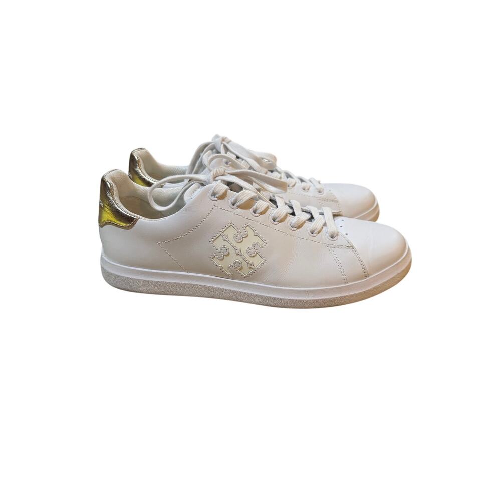 Tory Burch Double T Howell Court Sneakers in a white and gold. Size 8.5